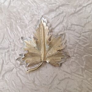 Vintage Sarah Coventry Maple Leaf Brooch Pin Large Textured Gold Silver Two Tone
